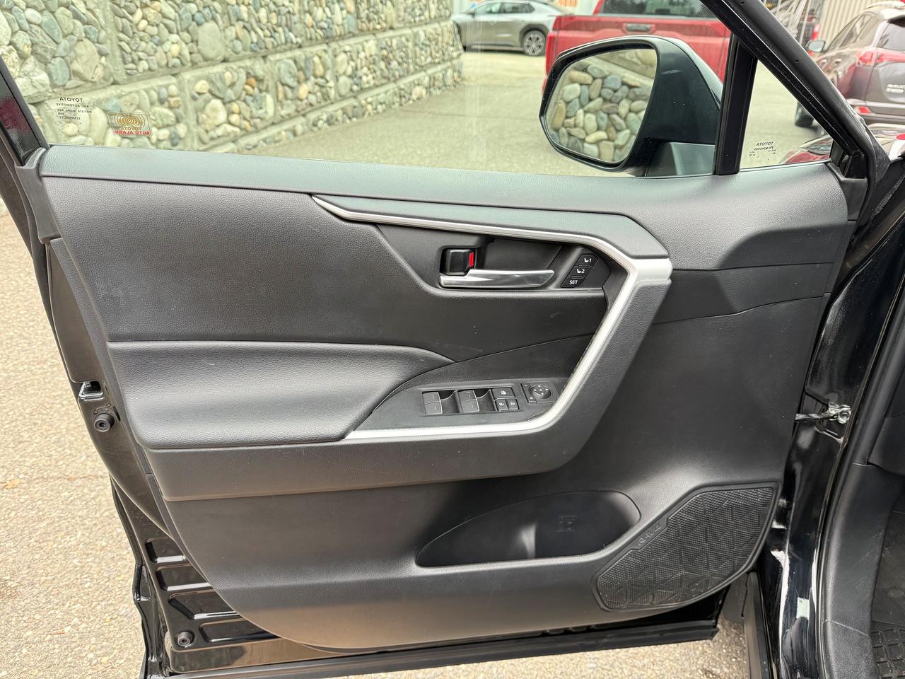 2022 Toyota RAV4 XLE Premium Photo