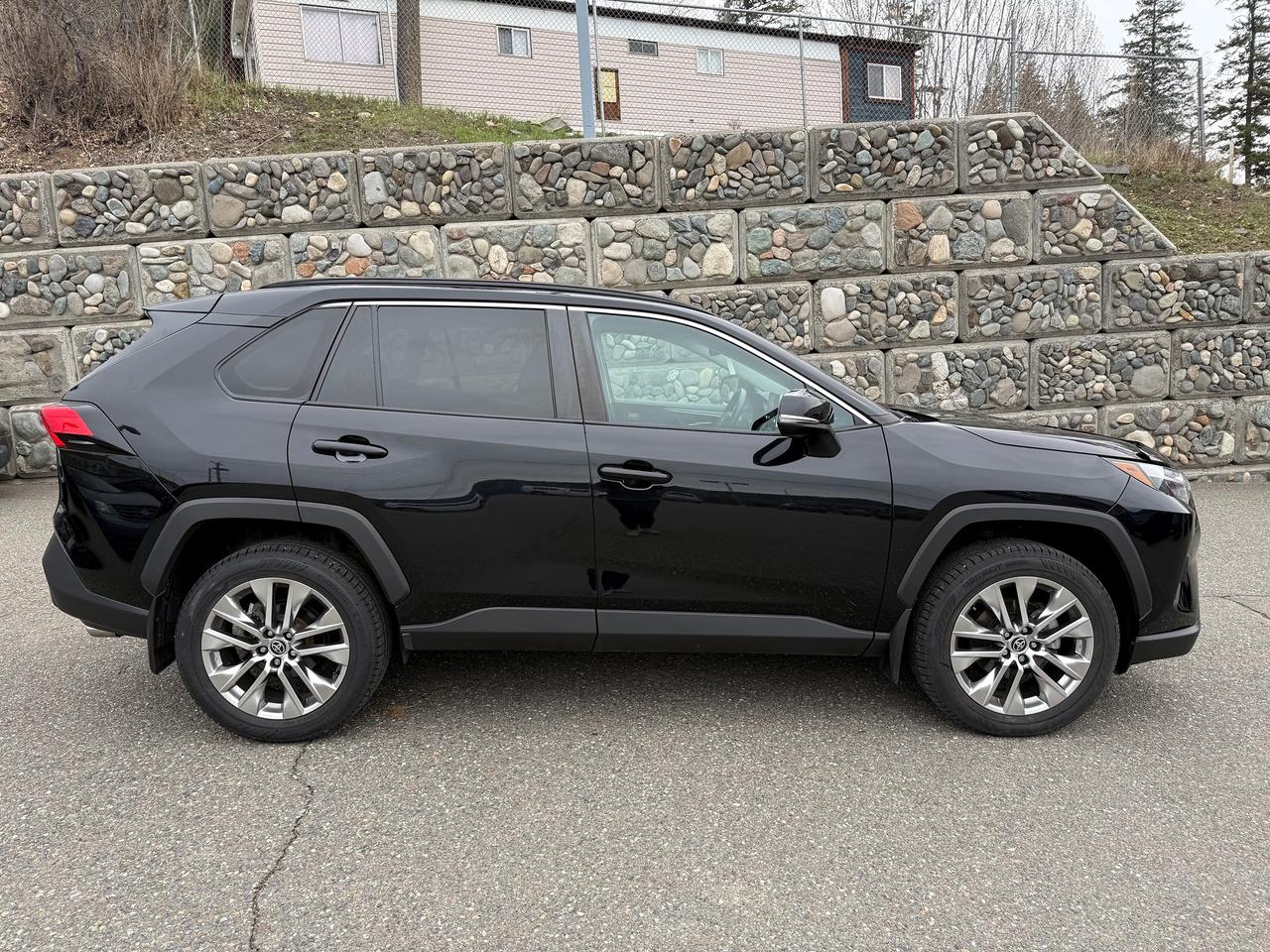 2022 Toyota RAV4 XLE Premium Photo