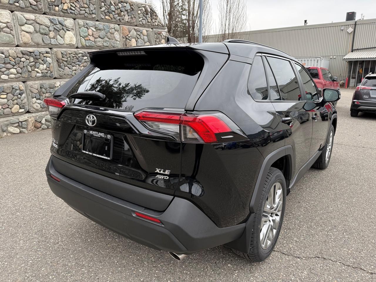 2022 Toyota RAV4 XLE Premium Photo