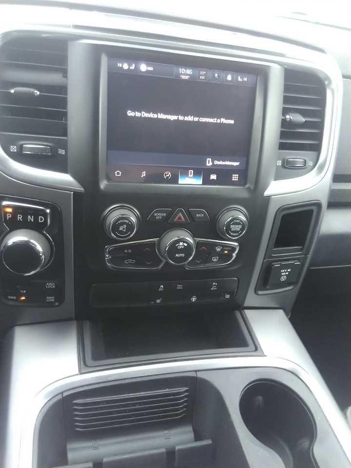 2022 RAM 1500 Classic SLT Photo4