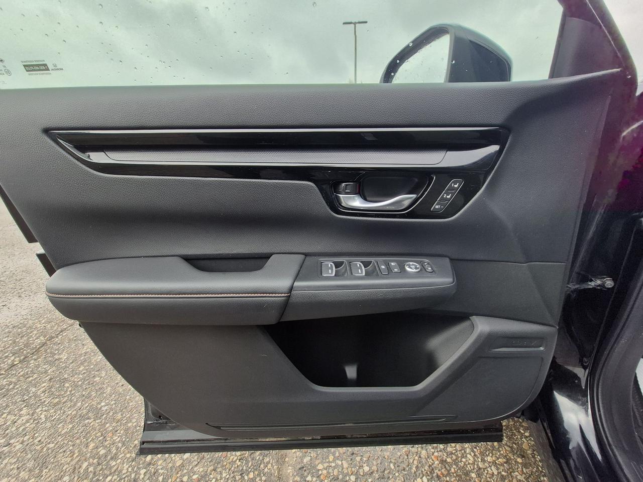 2024 Honda CR-V TOURING, HYBRID, AWD, LEATHER, LOCAL TRADE! Photo