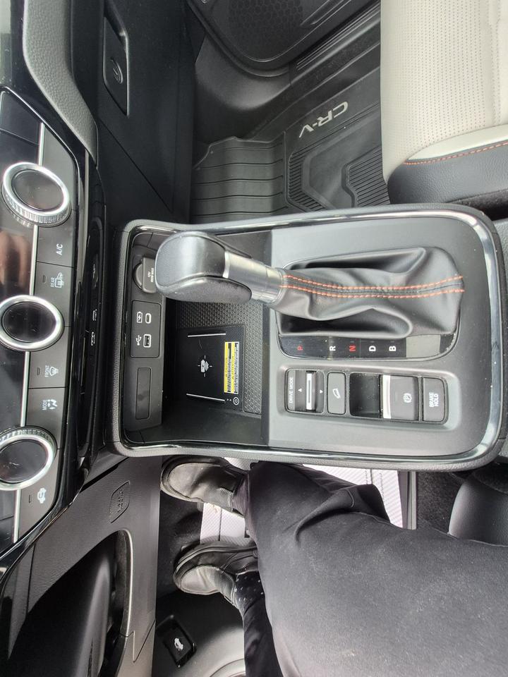 2024 Honda CR-V TOURING, HYBRID, AWD, LEATHER, LOCAL TRADE! Photo