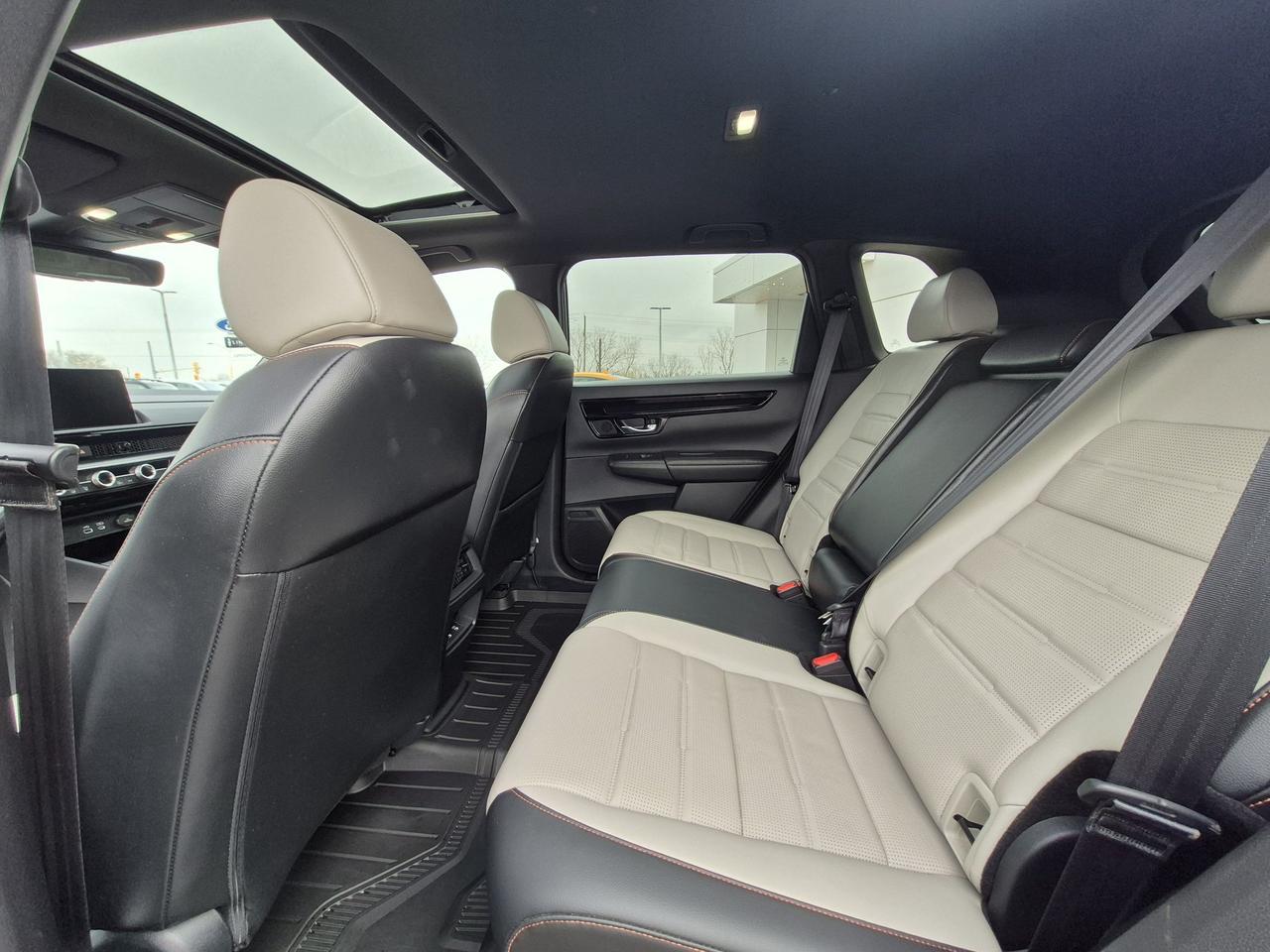 2024 Honda CR-V TOURING, HYBRID, AWD, LEATHER, LOCAL TRADE! Photo