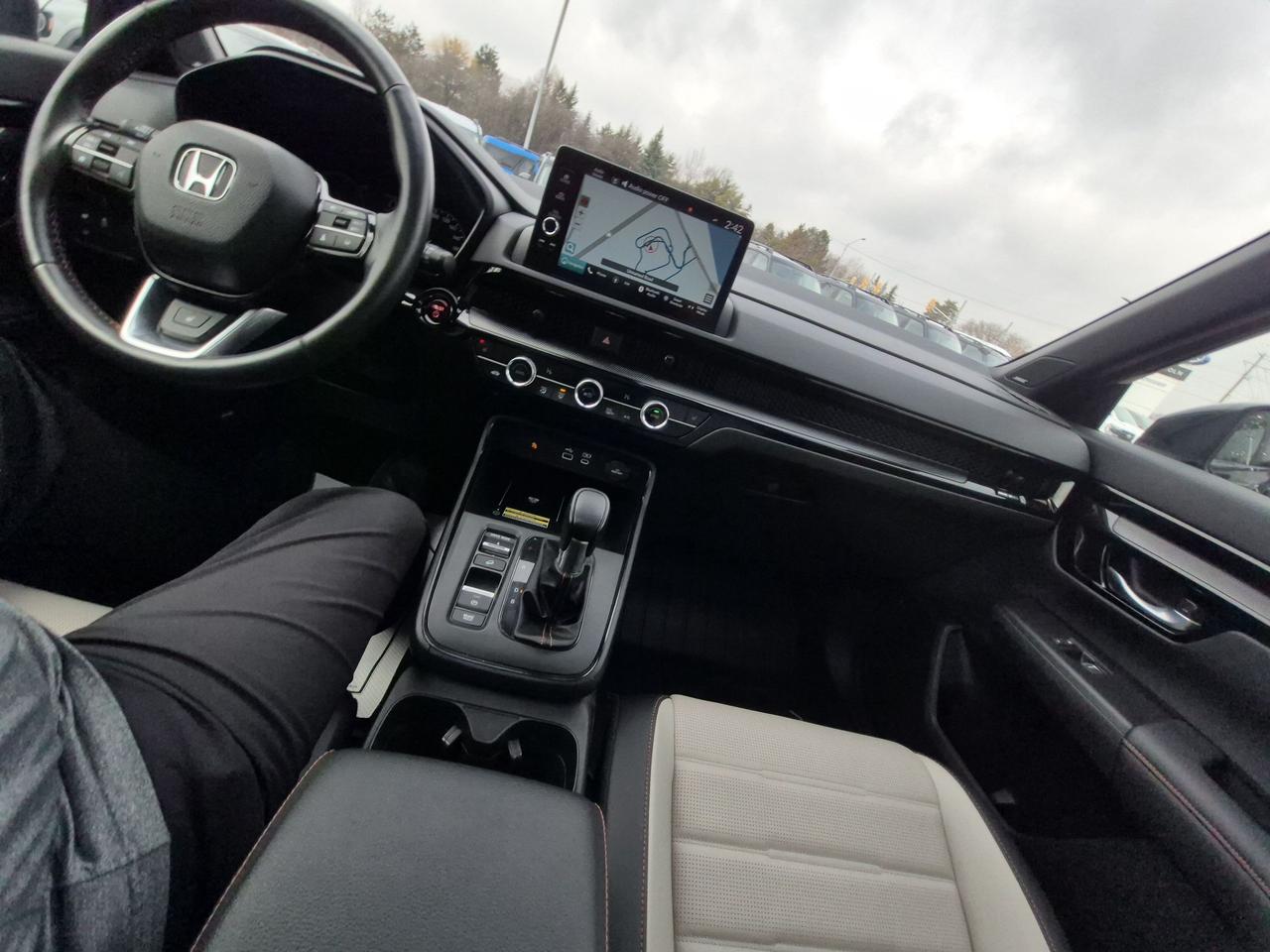 2024 Honda CR-V TOURING, HYBRID, AWD, LEATHER, LOCAL TRADE! Photo