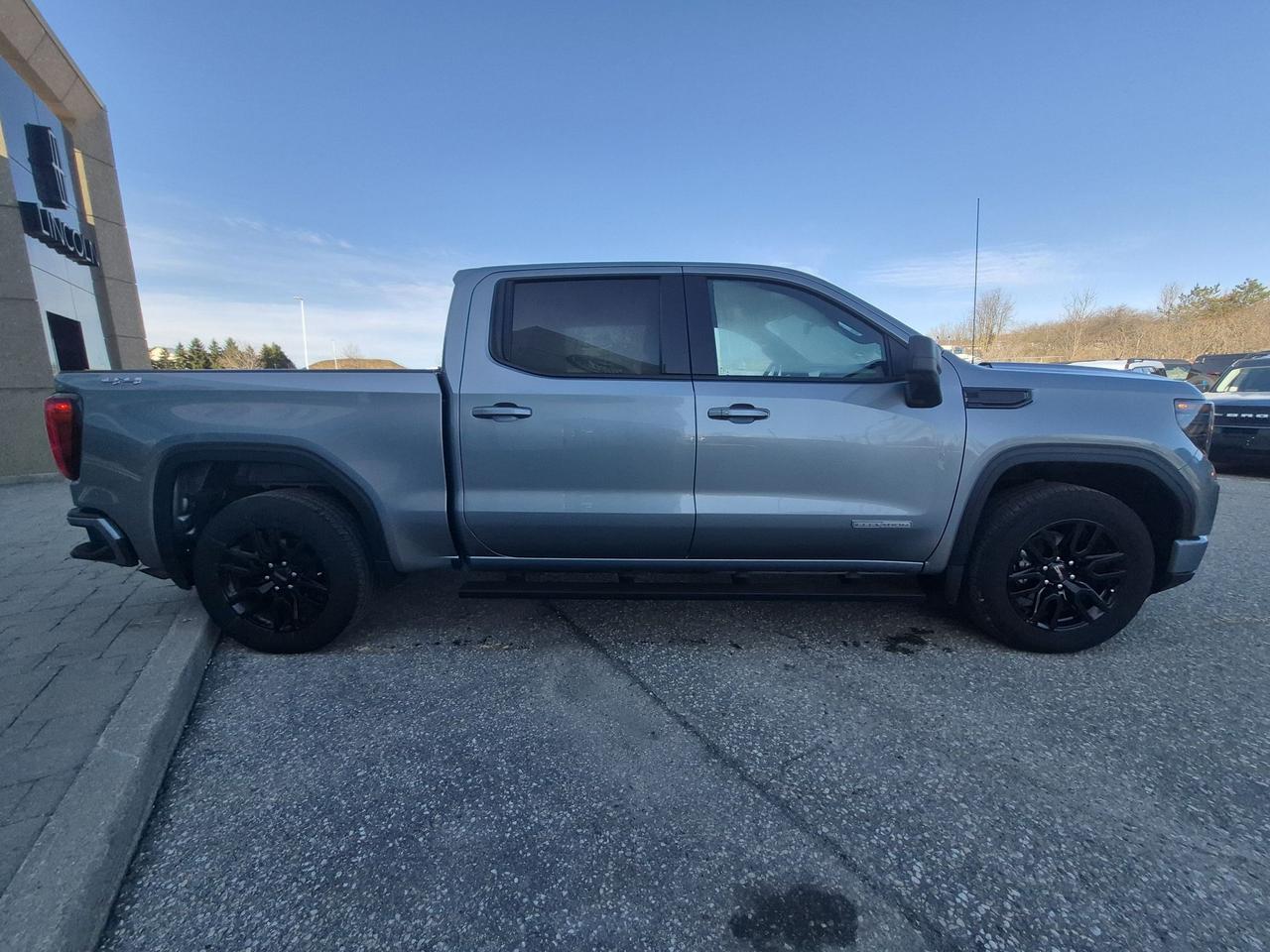 2023 Chevrolet Silverado ELEVATION! LOCAL TRADE! LIKE NEW! 20" RIMS! Photo4