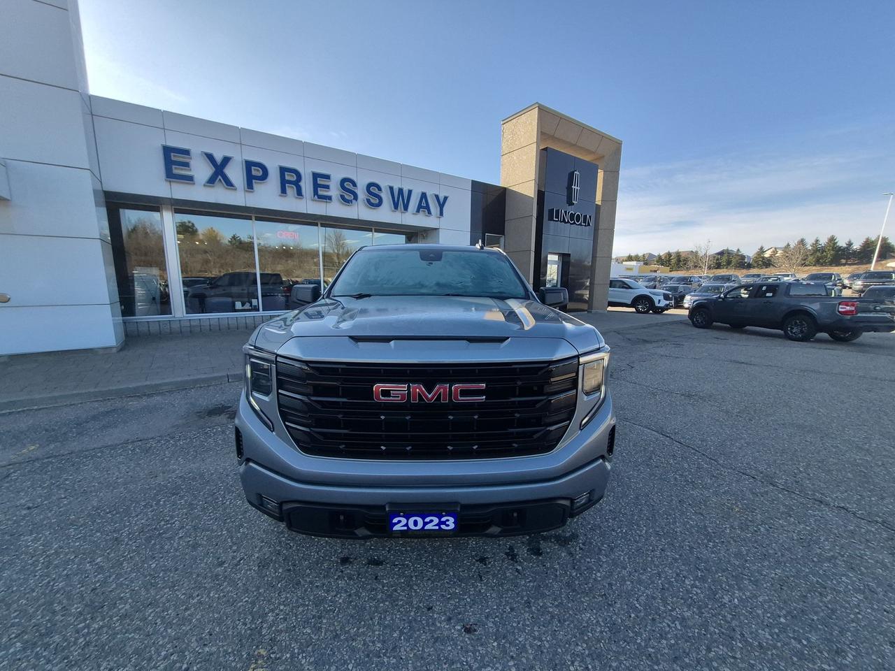 2023 Chevrolet Silverado ELEVATION! LOCAL TRADE! LIKE NEW! 20" RIMS! Photo3