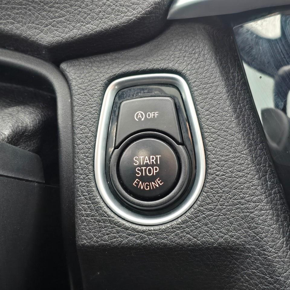 2017 BMW 3 Series 4dr Sdn 330i xDrive AWD Photo