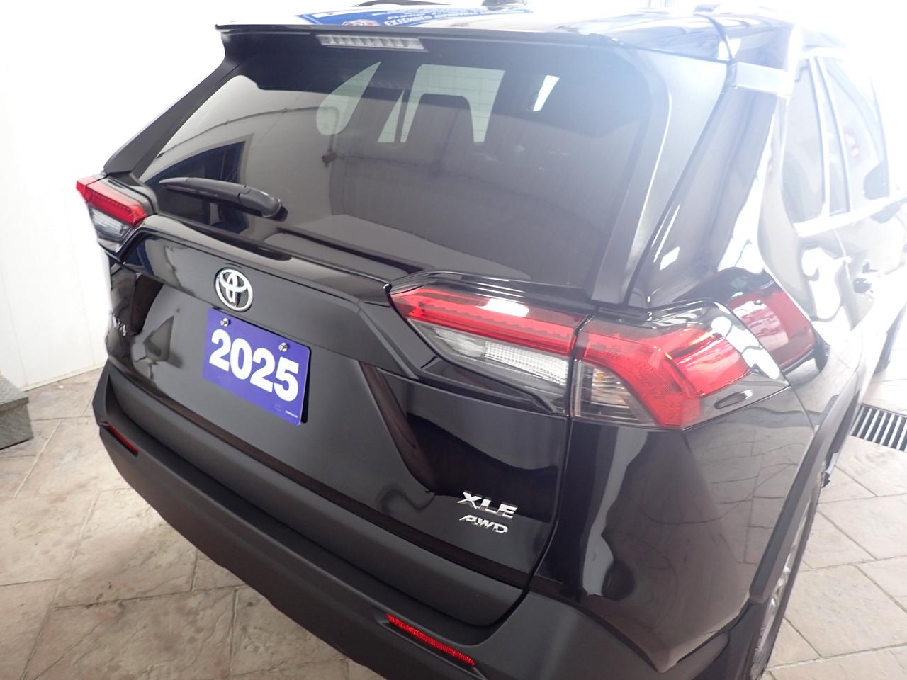 2025 Toyota RAV4 XLE AWD LEATHER SUNROOF Photo