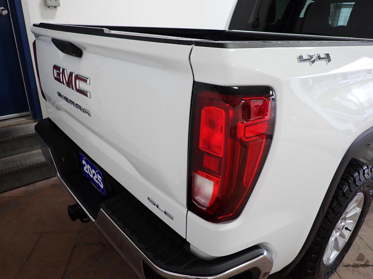 2025 GMC Sierra 1500 SLE 4WD Crew Cab Photo