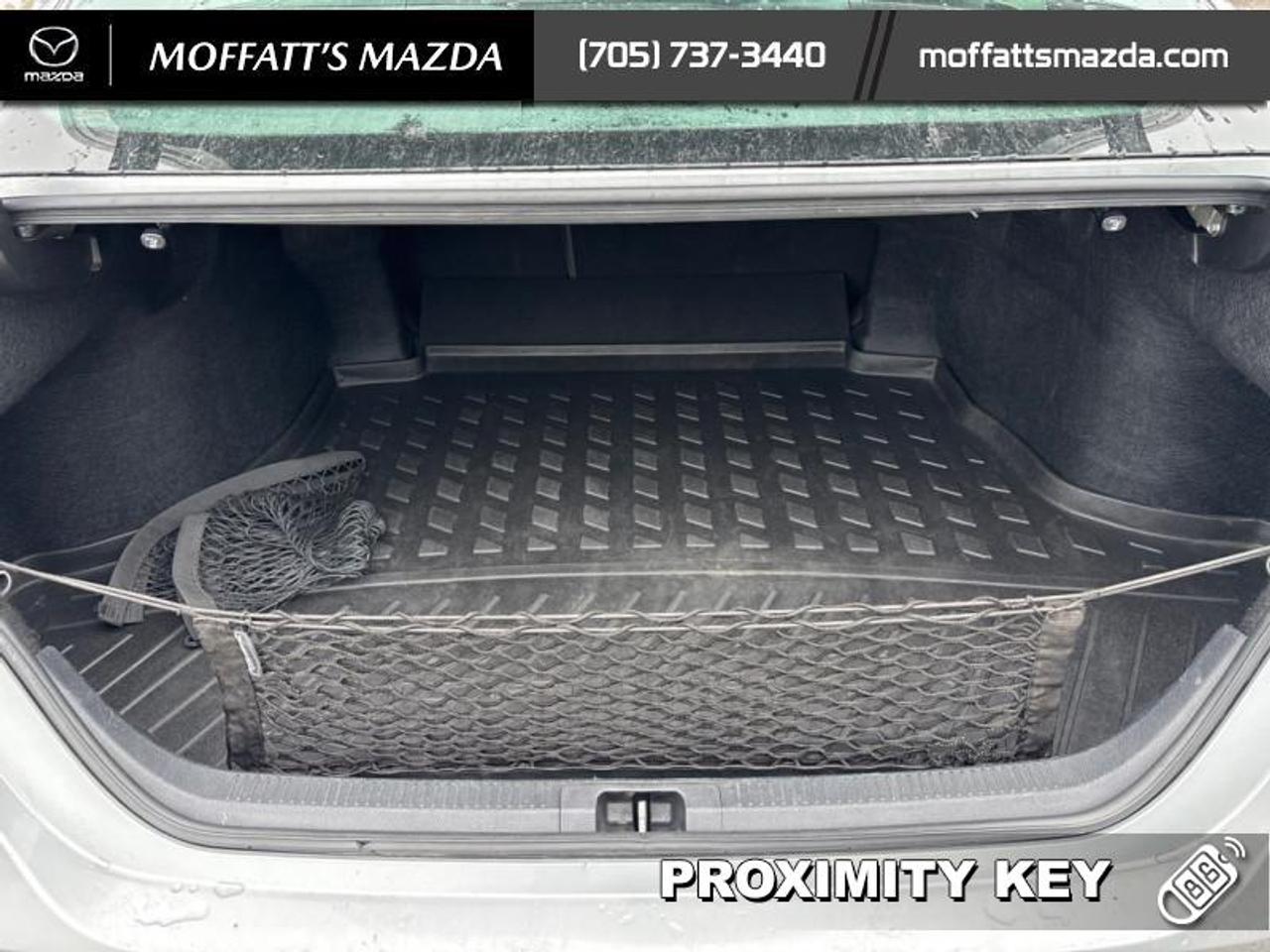 2019 Toyota Camry HYBRID XLE Photo