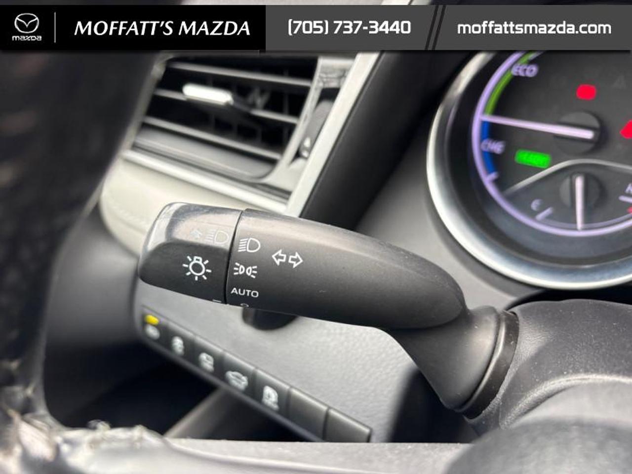 2019 Toyota Camry HYBRID XLE Photo