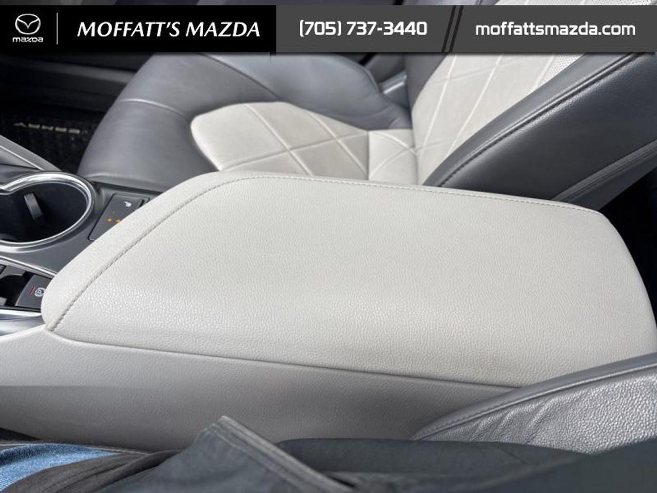 2019 Toyota Camry HYBRID XLE Photo