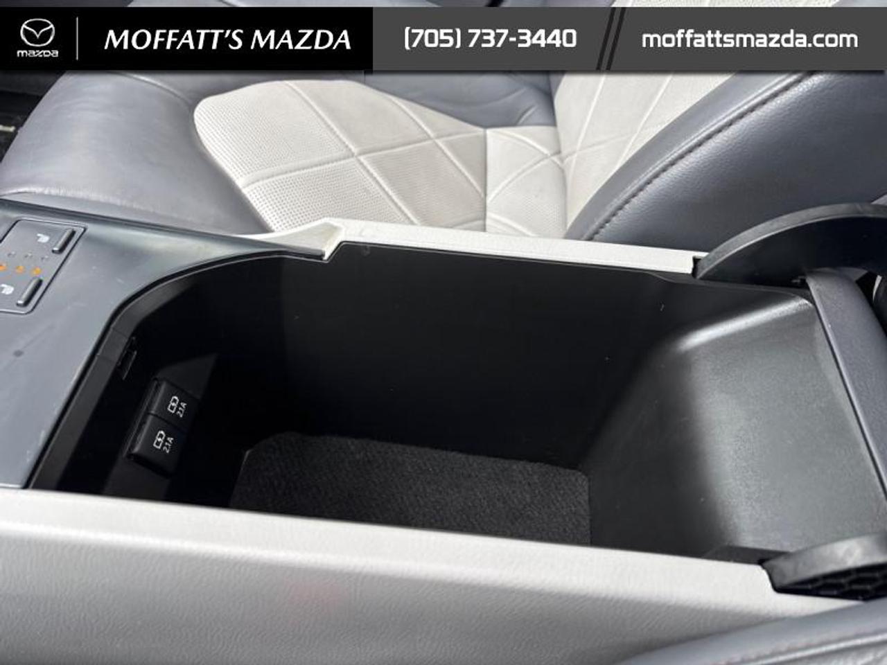 2019 Toyota Camry HYBRID XLE Photo