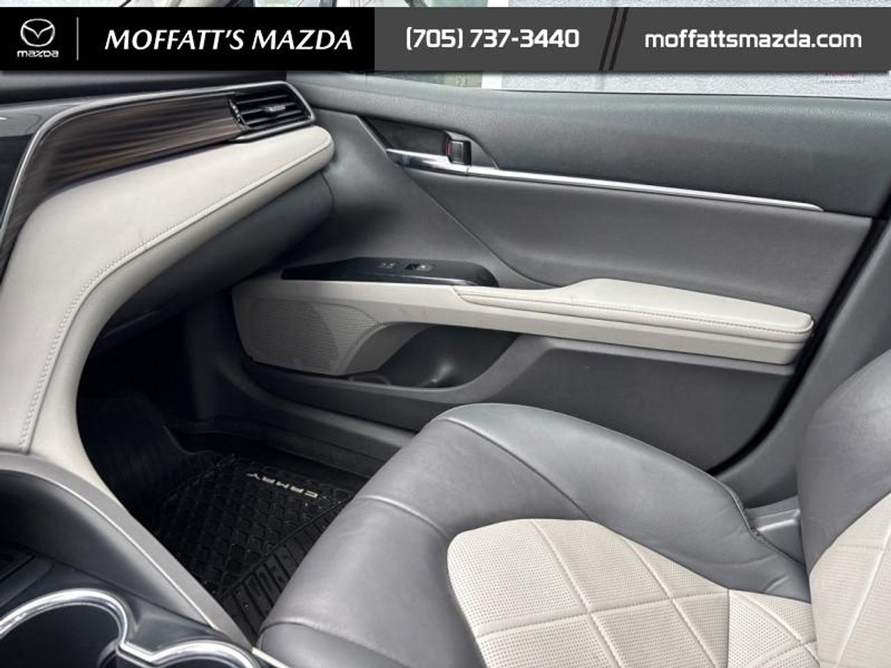 2019 Toyota Camry HYBRID XLE Photo