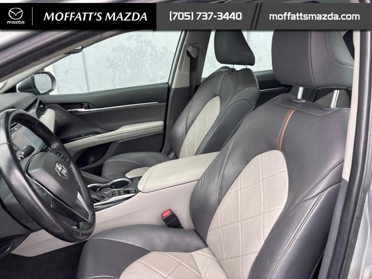 2019 Toyota Camry HYBRID XLE Photo