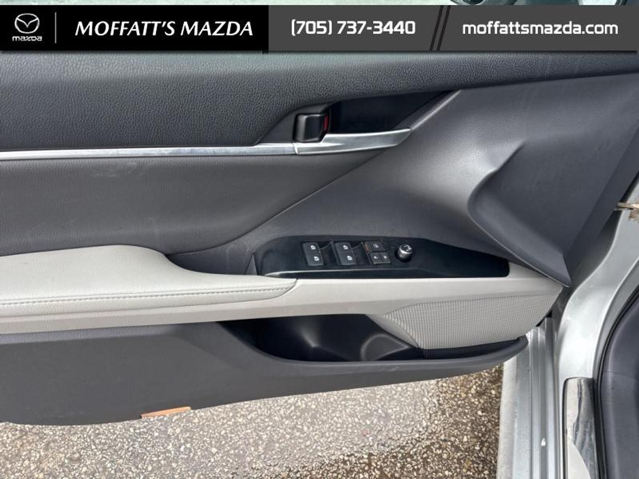 2019 Toyota Camry HYBRID XLE Photo