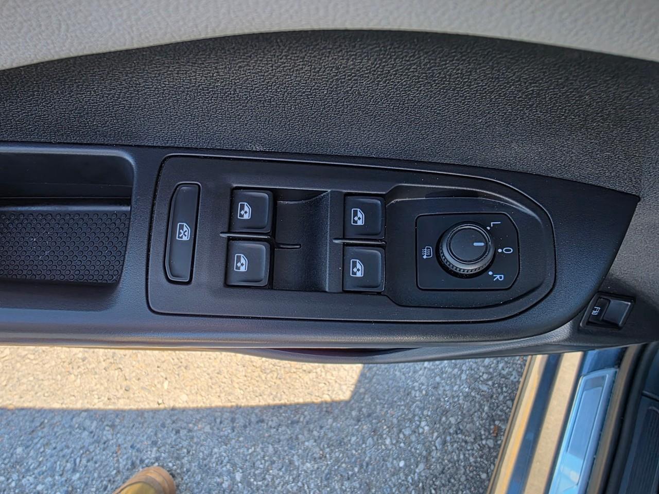 2024 Volkswagen Taos Comfortline 4dr Front-Wheel Drive Photo