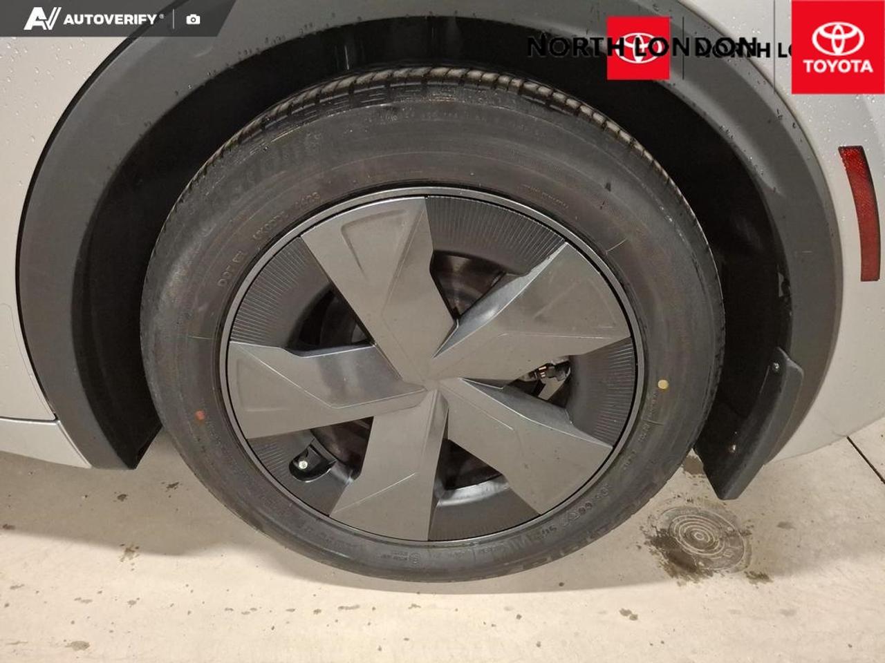 2024 Toyota Prius Prime SE 5dr Hatchback Photo