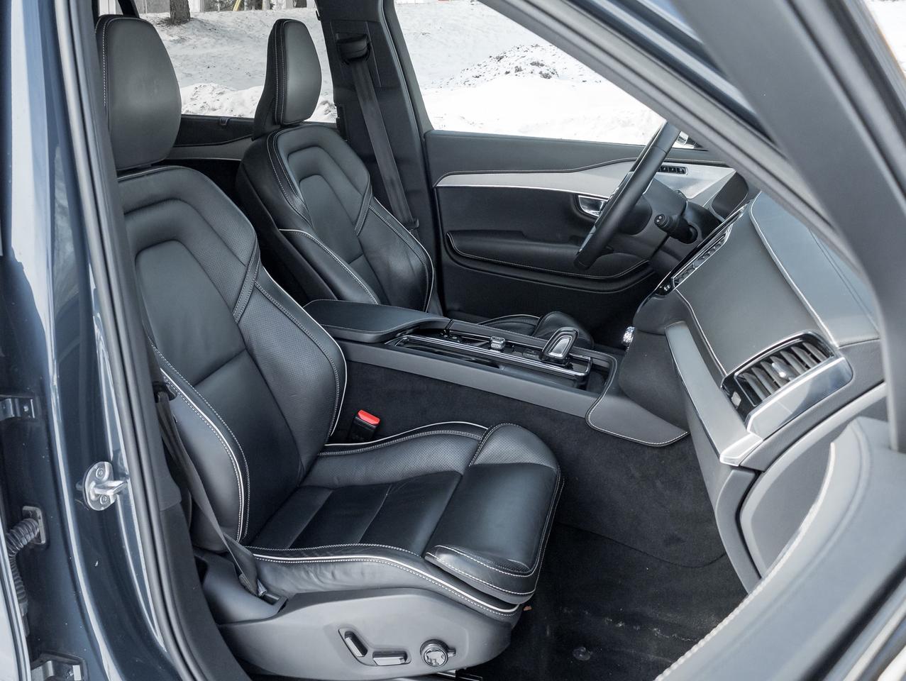 2022 Volvo XC90 Recharge T8 eAWD PHEV R-Design EXTENDED RANGE  VOLVO CPO Photo