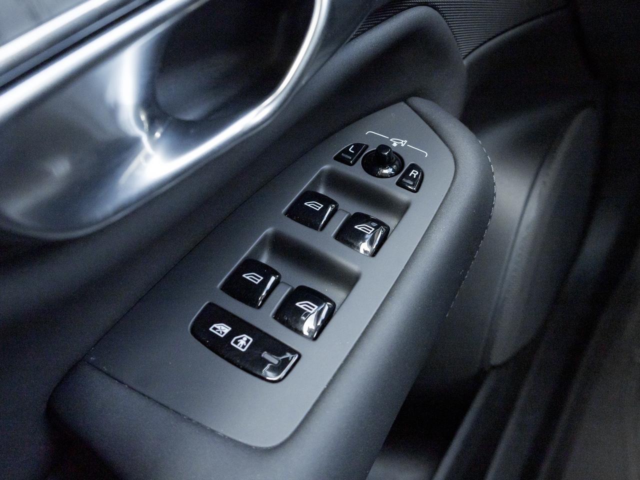 2026 Volvo XC90 B6 AWD Ultra Bright Theme 6-SEATER  HARMAN KARDON Photo