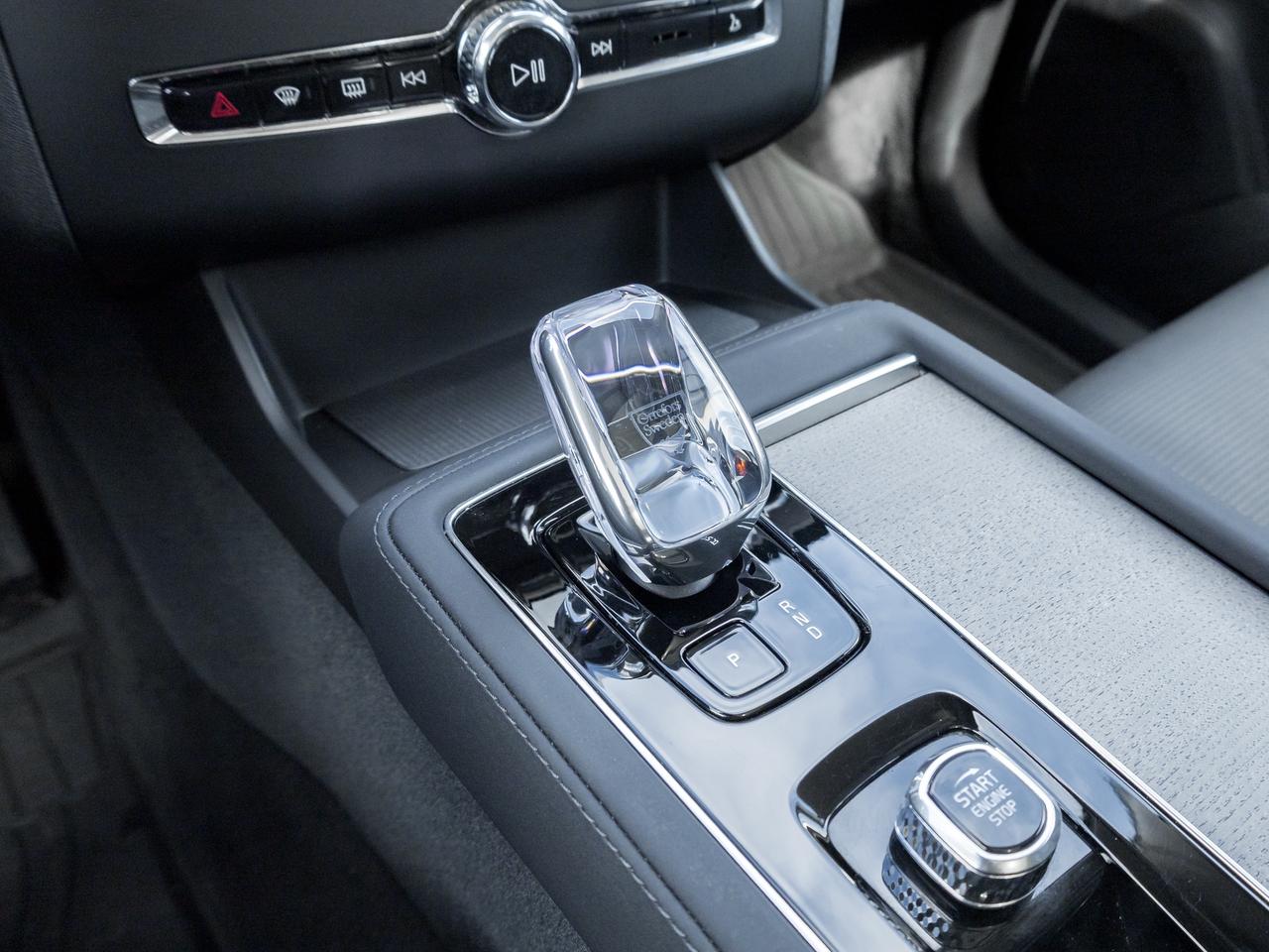 2026 Volvo XC90 B6 AWD Ultra Bright Theme 6-SEATER  HARMAN KARDON Photo