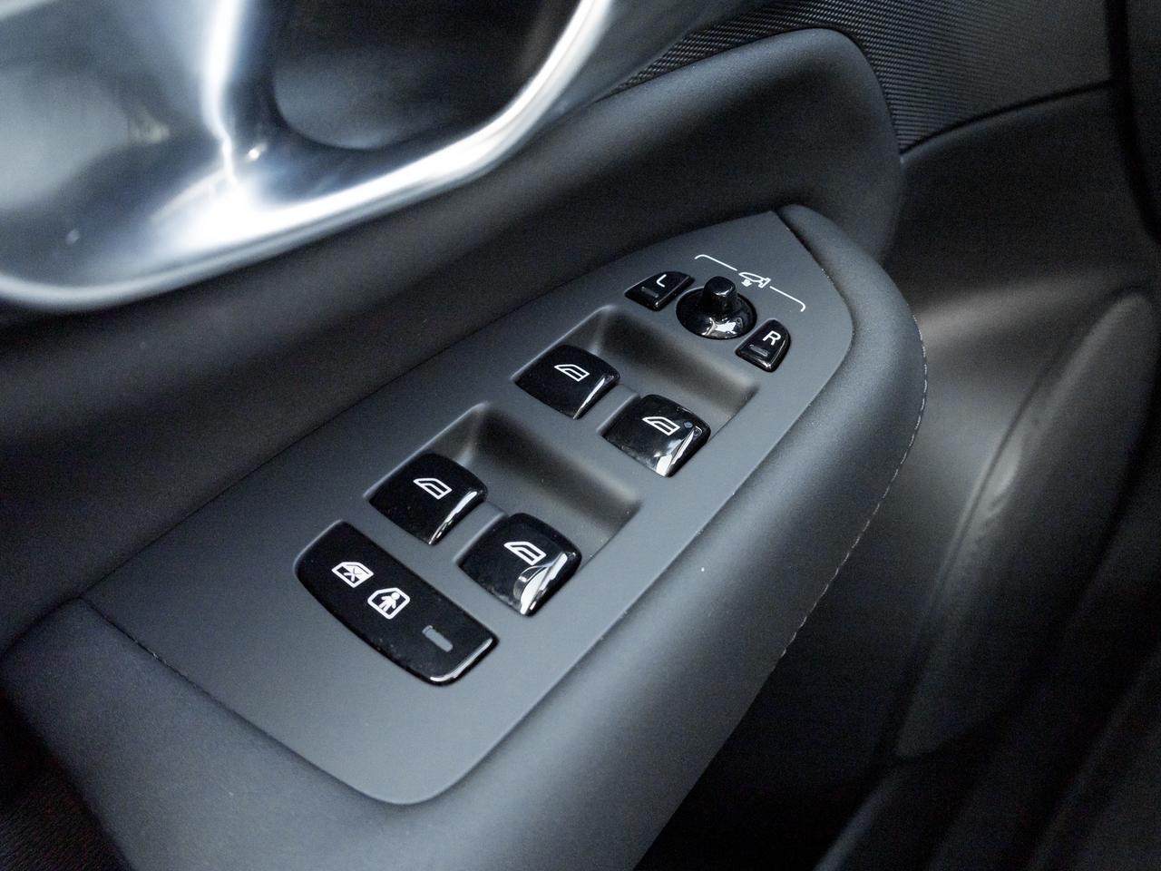 2026 Volvo XC90 B6 AWD Plus Bright Theme 7-Seater Photo