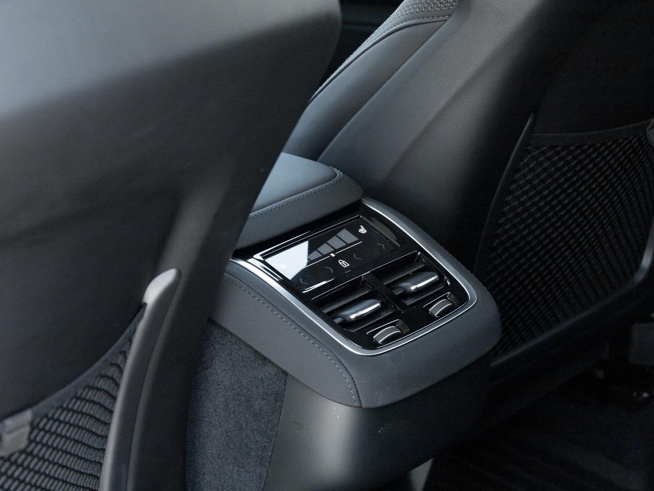 2026 Volvo XC90 B6 AWD Plus Bright Theme 7-Seater Photo