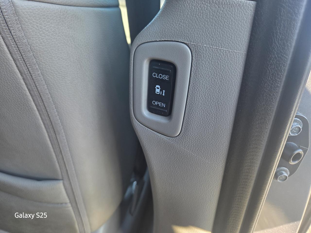 2016 Honda Odyssey EXL-NAVI 8 PASS ROOF ONE OWNER $ 16,988.00 Photo