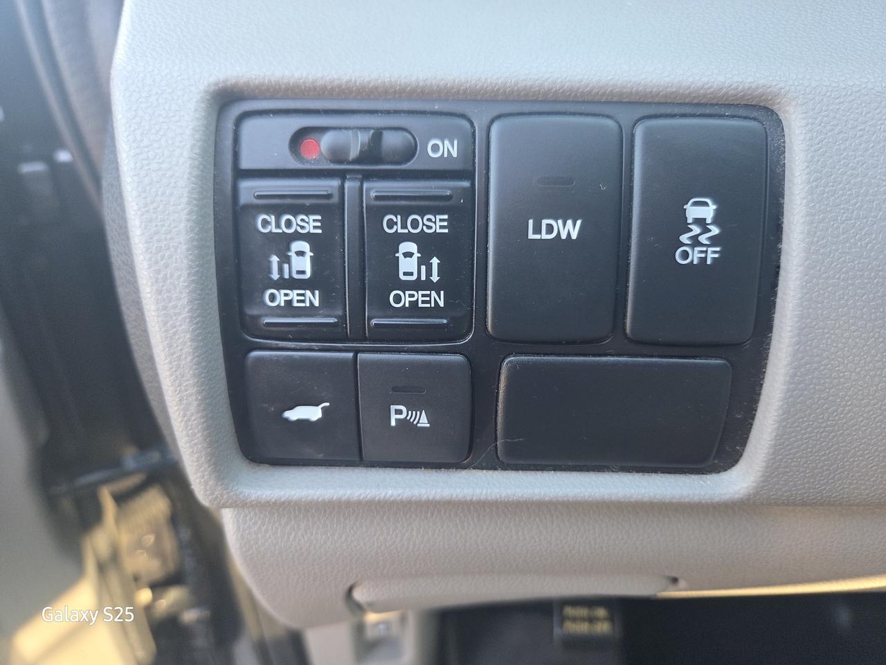 2016 Honda Odyssey EXL-NAVI 8 PASS ROOF ONE OWNER $ 16,988.00 Photo