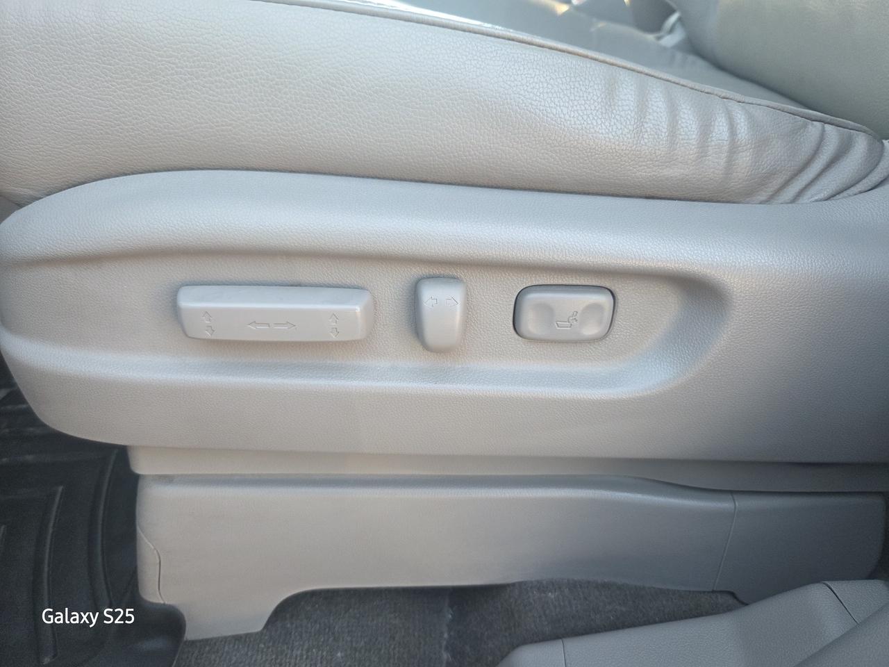 2016 Honda Odyssey EXL-NAVI 8 PASS ROOF ONE OWNER $ 16,988.00 Photo