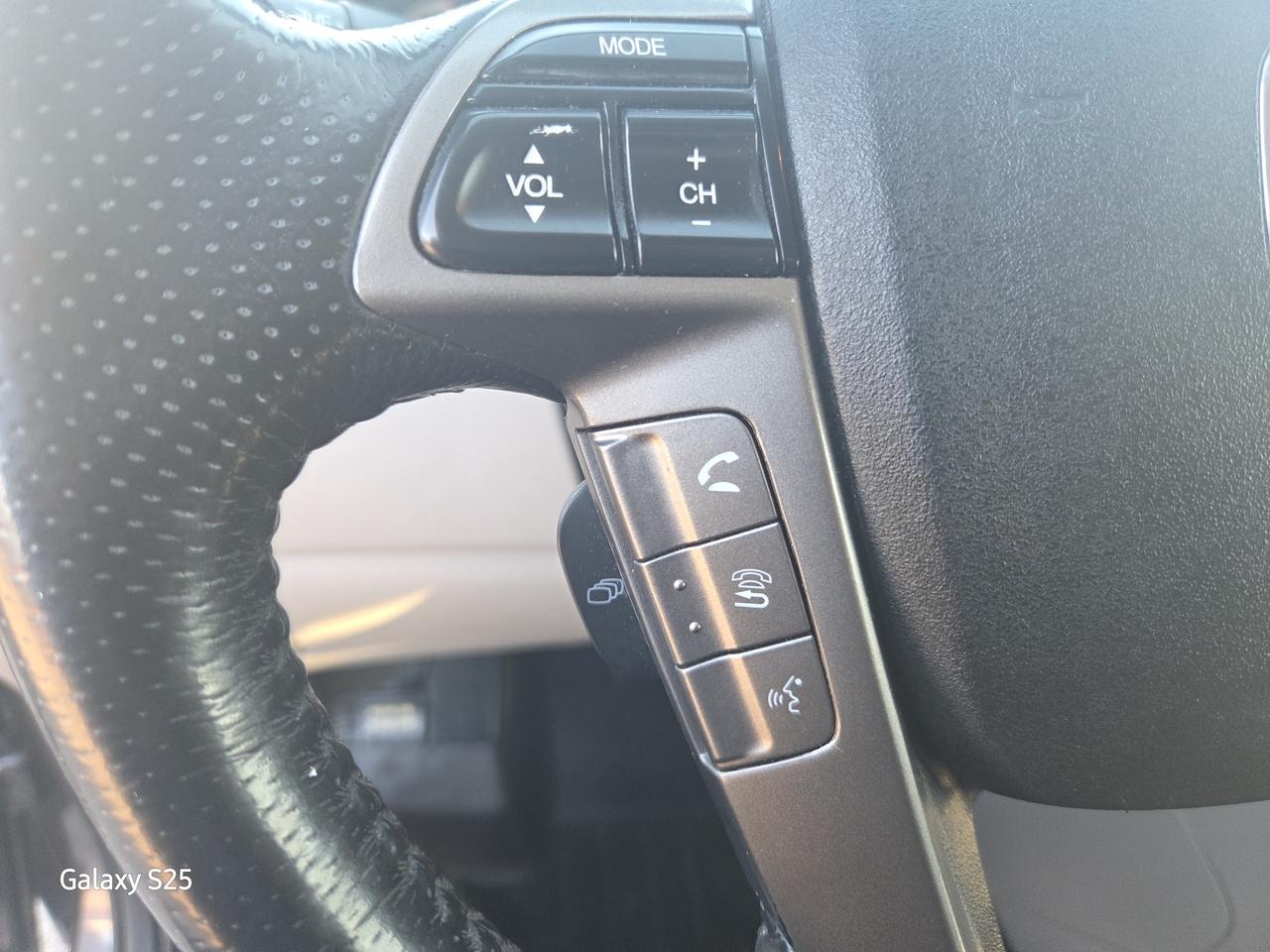 2016 Honda Odyssey EXL-NAVI 8 PASS ROOF ONE OWNER $ 16,988.00 Photo