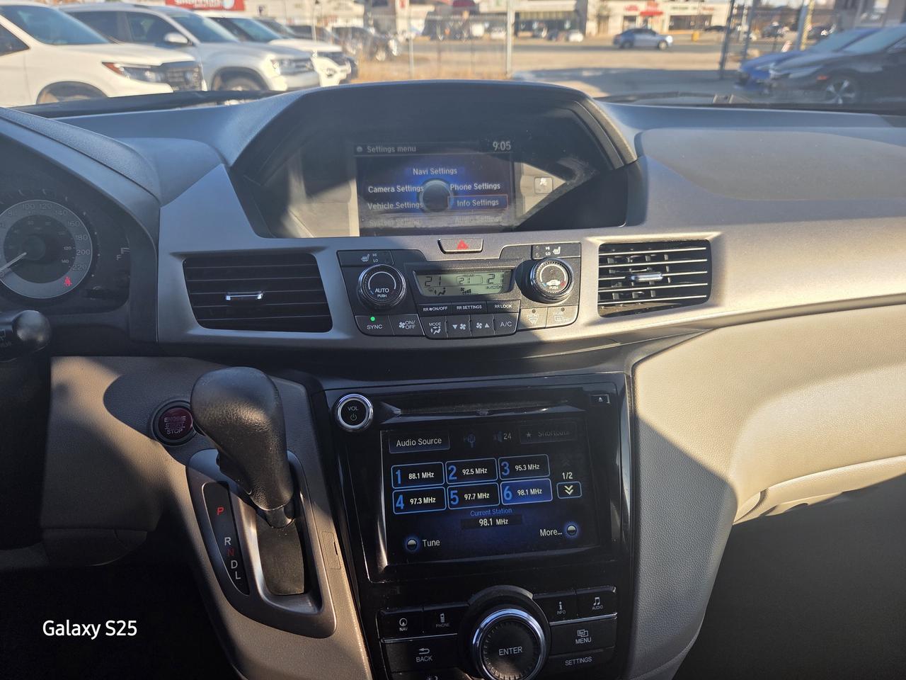 2016 Honda Odyssey EXL-NAVI 8 PASS ROOF ONE OWNER $ 16,988.00 Photo