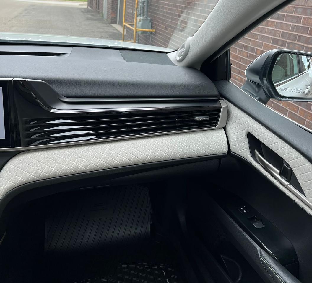 2025 Toyota Camry HYBRID XLE, LEATHER, CAR PLAY, AWD, PANORAMIC ROOF Photo