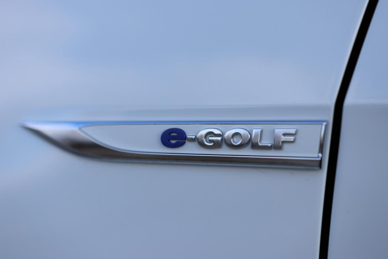 2018 Volkswagen e-Golf COMFORTLINE/NAV/LEATHER/MEMORY SEAT/HEATED SEATS/B Photo