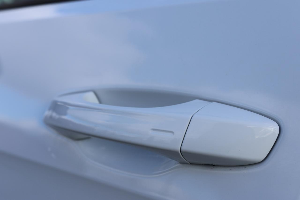 2018 Volkswagen e-Golf COMFORTLINE/NAV/LEATHER/MEMORY SEAT/HEATED SEATS/B Photo