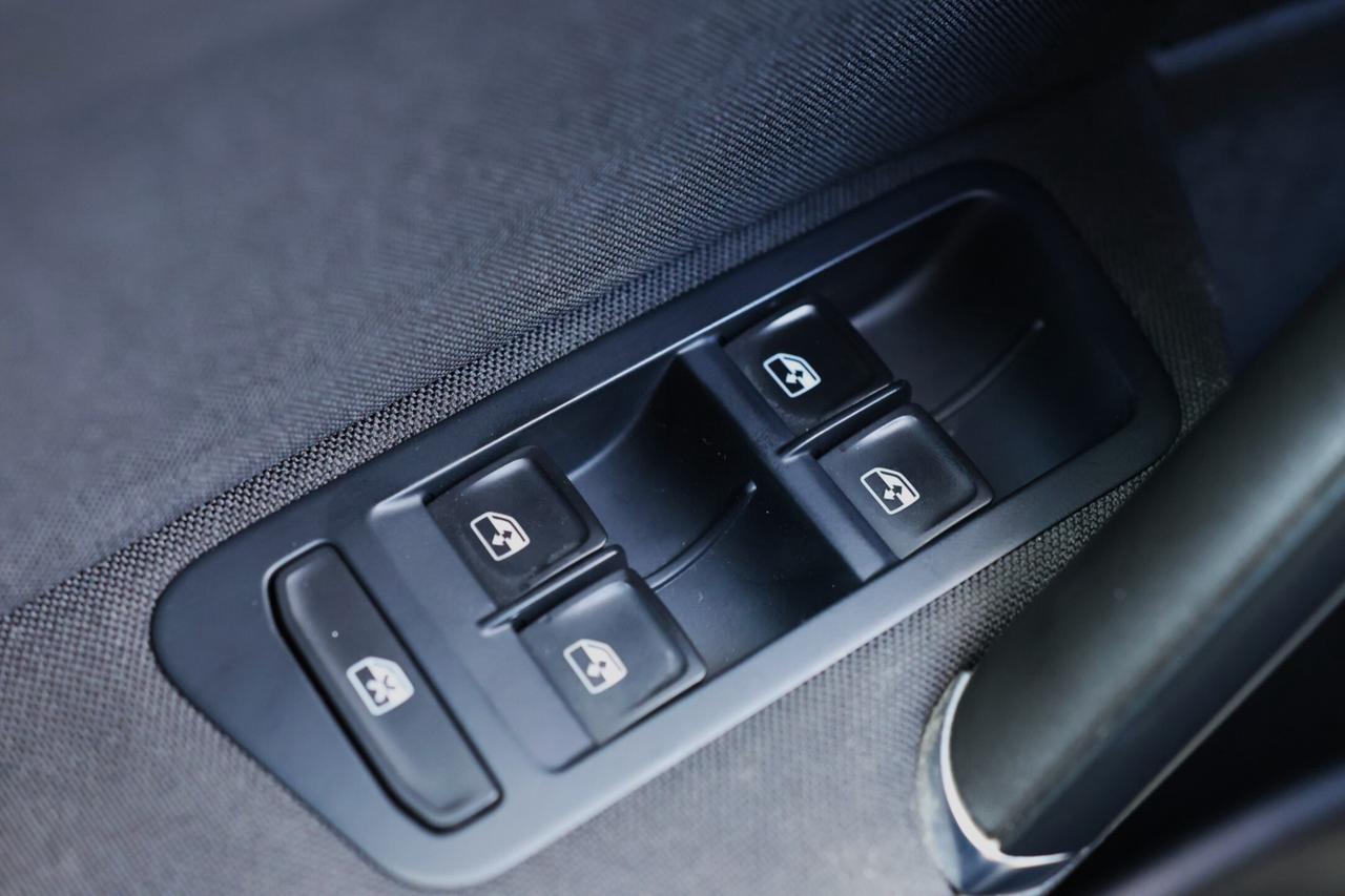 2018 Volkswagen e-Golf COMFORTLINE/NAV/LEATHER/MEMORY SEAT/HEATED SEATS/B Photo