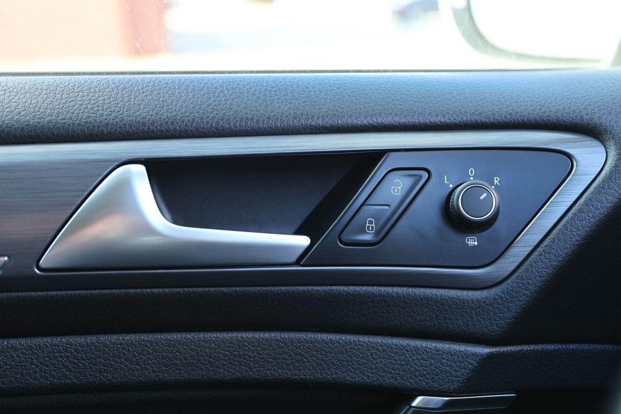 2018 Volkswagen e-Golf COMFORTLINE/NAV/LEATHER/MEMORY SEAT/HEATED SEATS/B Photo