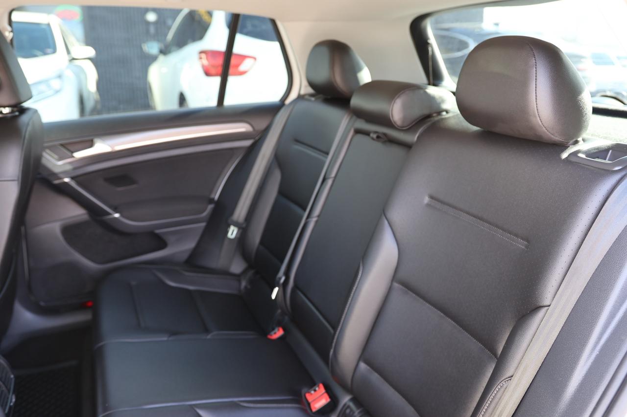 2018 Volkswagen e-Golf COMFORTLINE/NAV/LEATHER/MEMORY SEAT/HEATED SEATS/B Photo