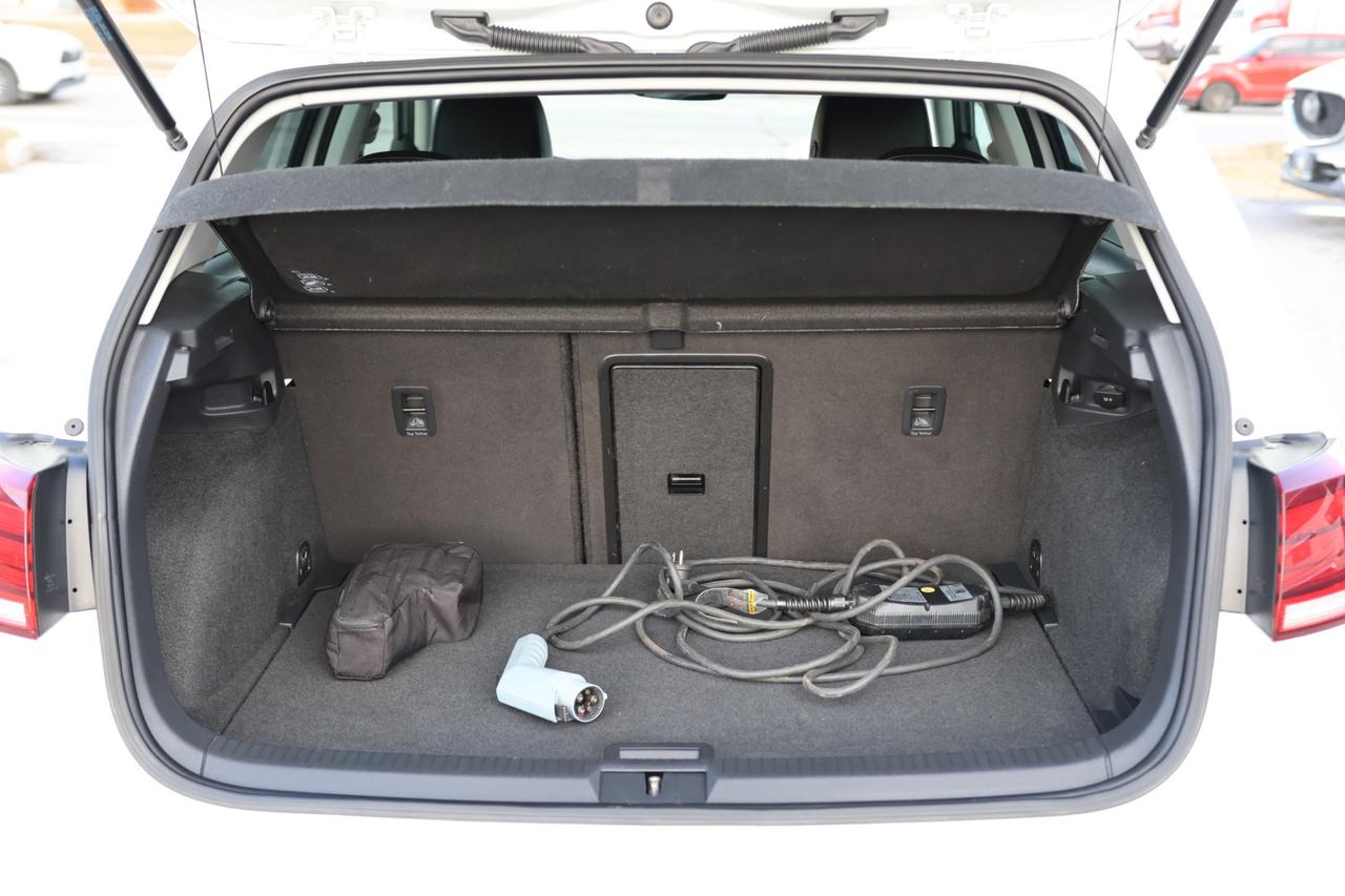 2018 Volkswagen e-Golf COMFORTLINE/NAV/LEATHER/MEMORY SEAT/HEATED SEATS/B Photo