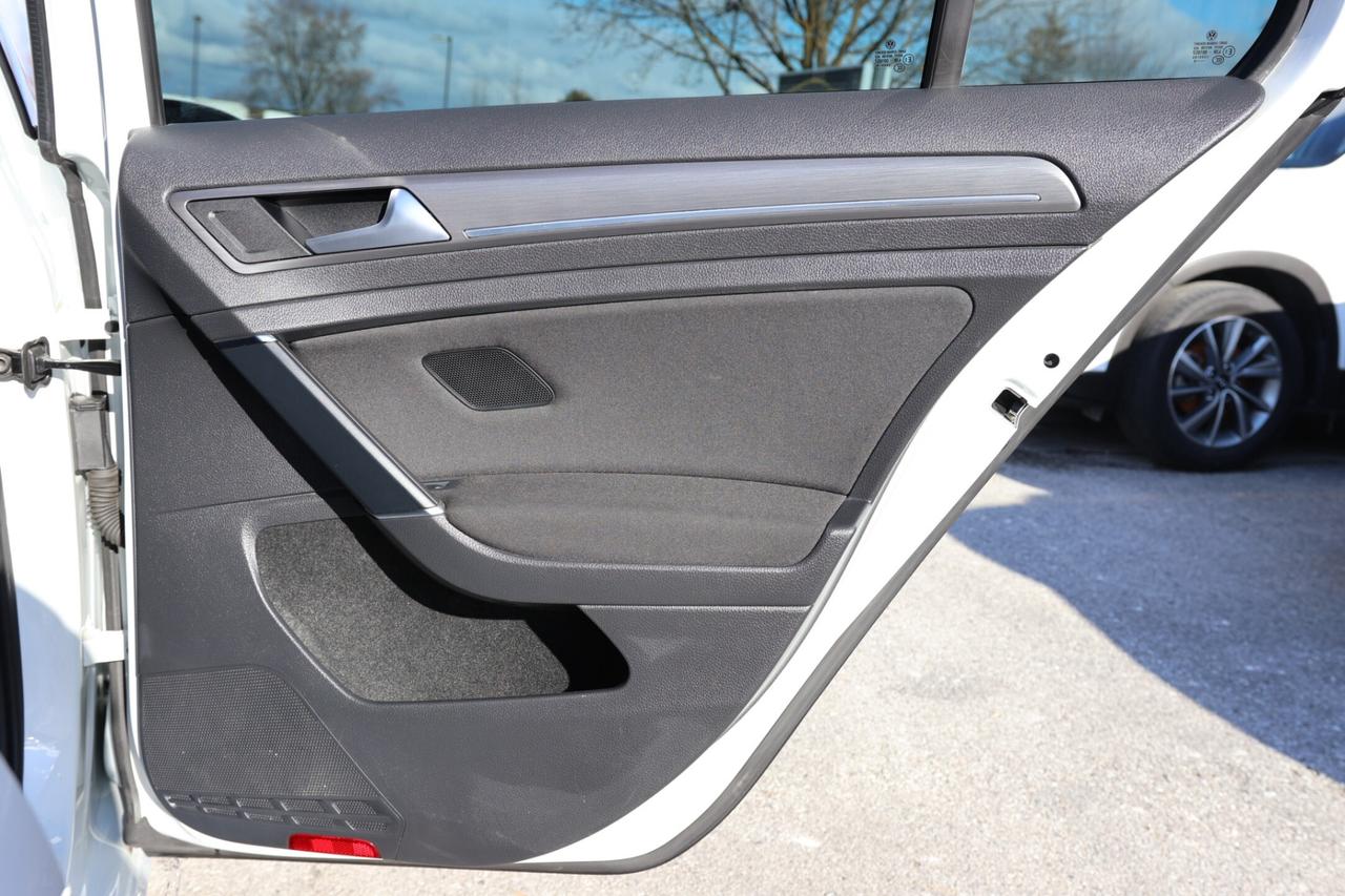 2018 Volkswagen e-Golf COMFORTLINE/NAV/LEATHER/MEMORY SEAT/HEATED SEATS/B Photo