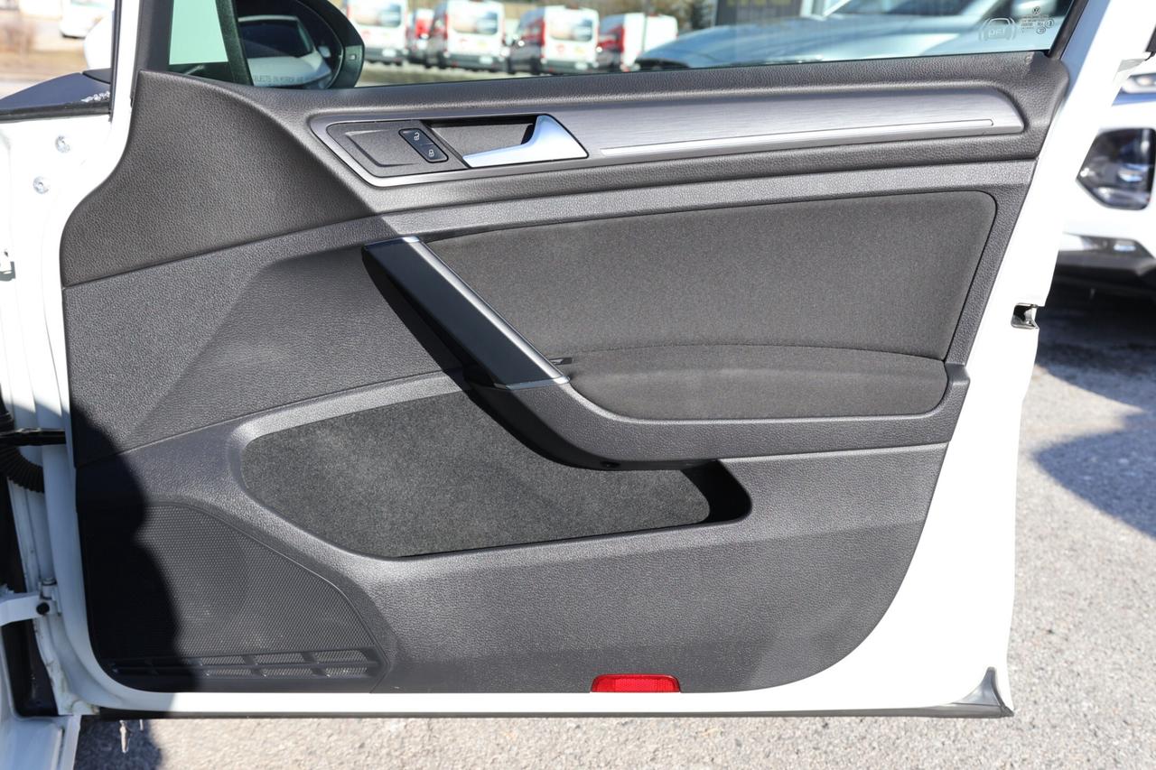 2018 Volkswagen e-Golf COMFORTLINE/NAV/LEATHER/MEMORY SEAT/HEATED SEATS/B Photo