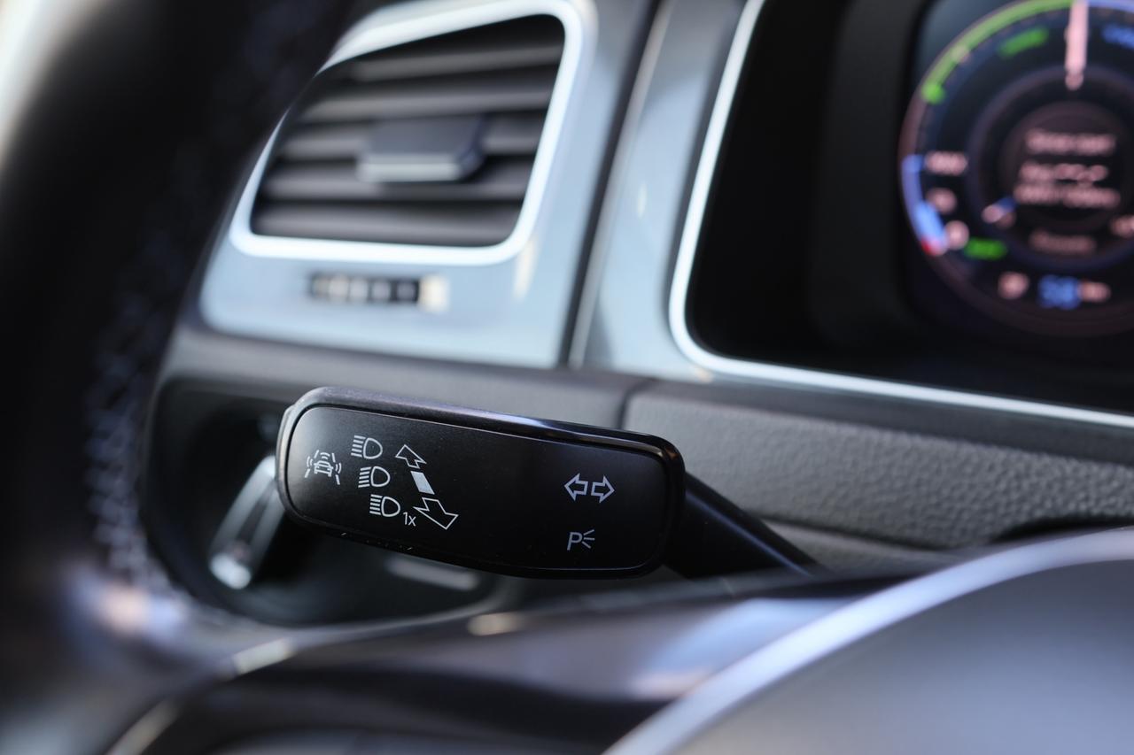 2018 Volkswagen e-Golf COMFORTLINE/NAV/LEATHER/MEMORY SEAT/HEATED SEATS/B Photo