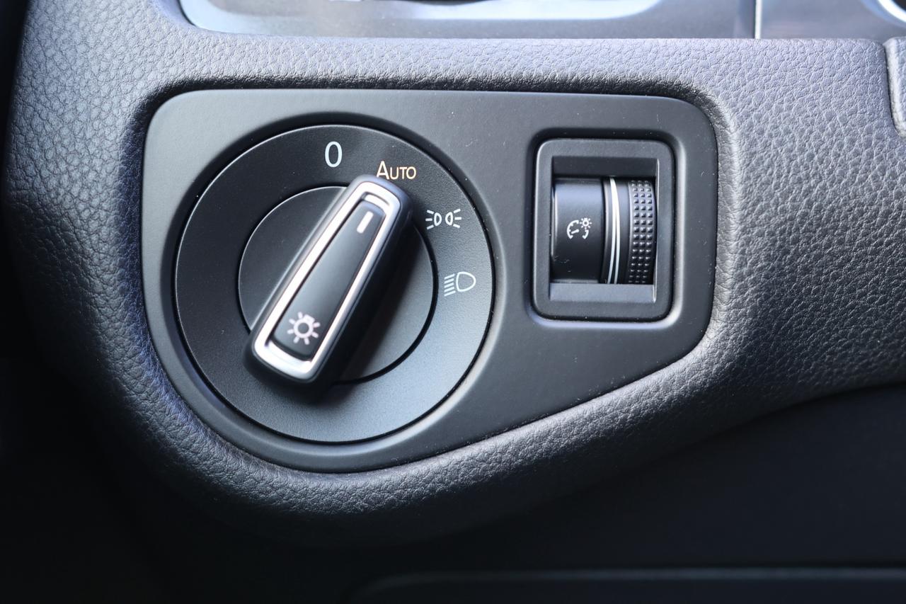 2018 Volkswagen e-Golf COMFORTLINE/NAV/LEATHER/MEMORY SEAT/HEATED SEATS/B Photo