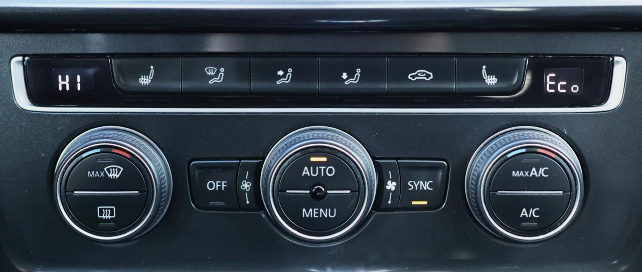 2018 Volkswagen e-Golf COMFORTLINE/NAV/LEATHER/MEMORY SEAT/HEATED SEATS/B Photo