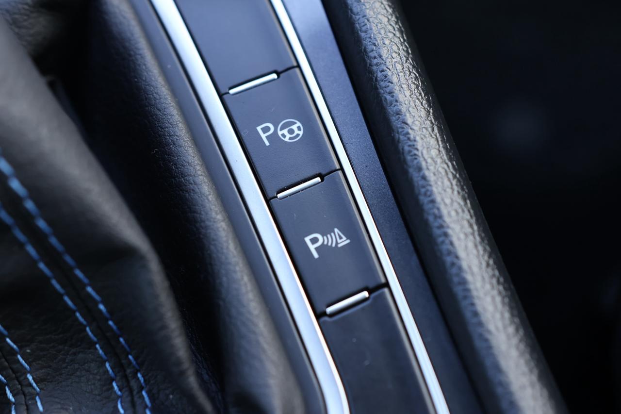 2018 Volkswagen e-Golf COMFORTLINE/NAV/LEATHER/MEMORY SEAT/HEATED SEATS/B Photo