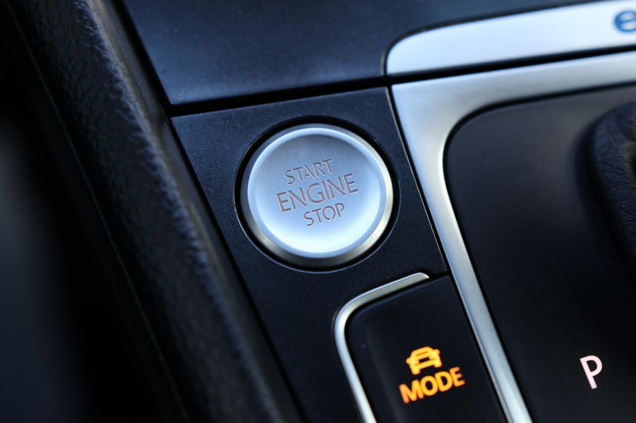 2018 Volkswagen e-Golf COMFORTLINE/NAV/LEATHER/MEMORY SEAT/HEATED SEATS/B Photo