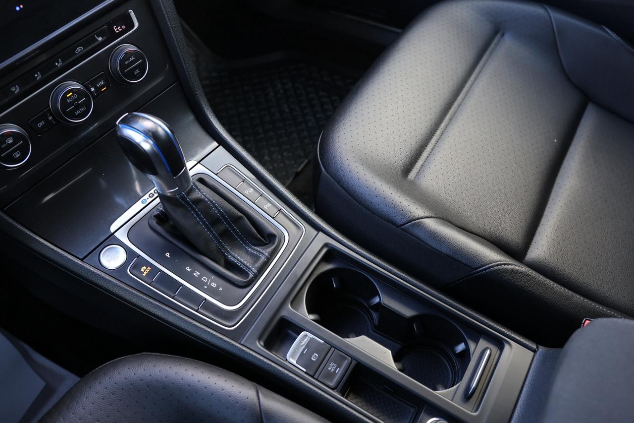 2018 Volkswagen e-Golf COMFORTLINE/NAV/LEATHER/MEMORY SEAT/HEATED SEATS/B Photo