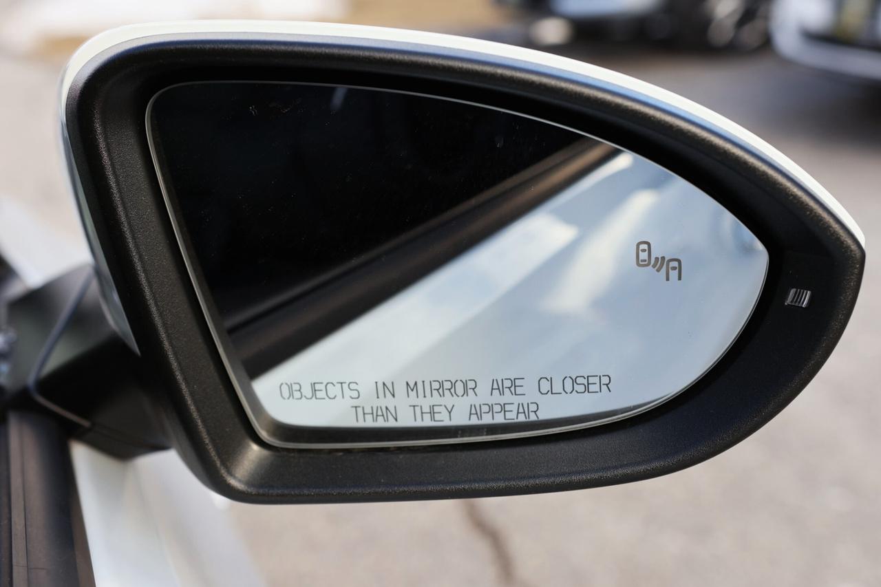 2018 Volkswagen e-Golf COMFORTLINE/NAV/LEATHER/MEMORY SEAT/HEATED SEATS/B Photo