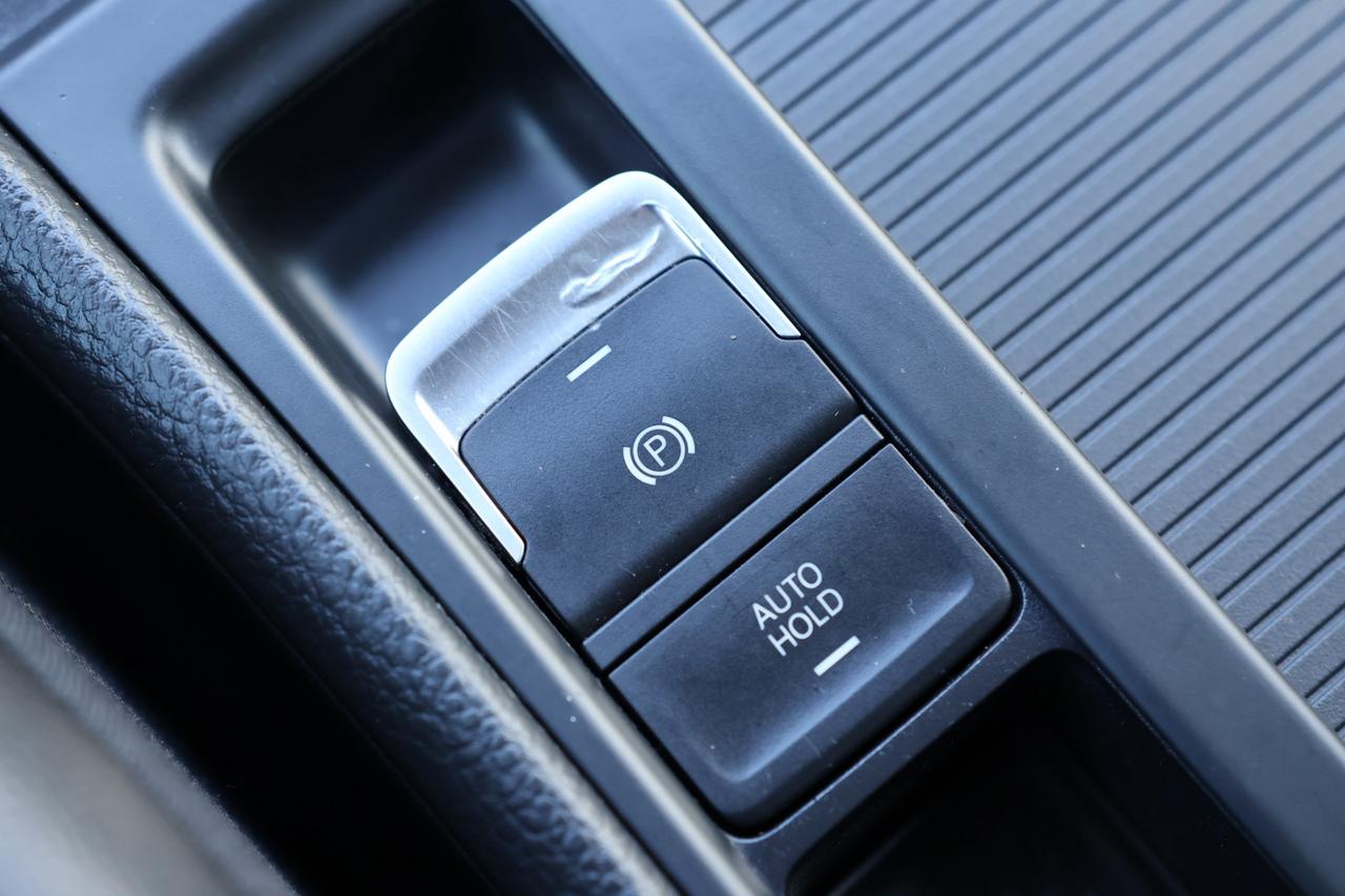 2018 Volkswagen e-Golf COMFORTLINE/NAV/LEATHER/MEMORY SEAT/HEATED SEATS/B Photo