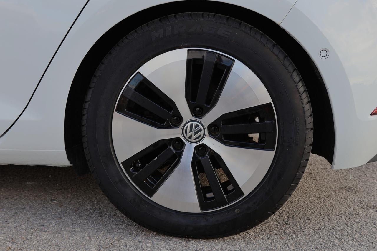 2018 Volkswagen e-Golf COMFORTLINE/NAV/LEATHER/MEMORY SEAT/HEATED SEATS/B Photo